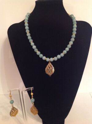 Necklace in green agate with gold leaf pendants. Necklace in green agate with gold leaf pendants.