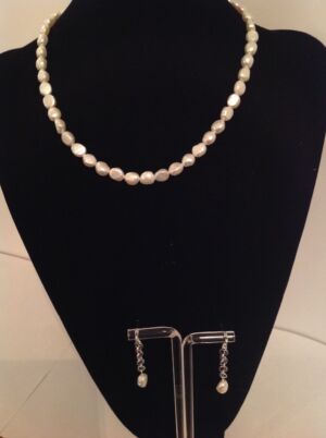 This is the Lakme This is the Lakme - freshwater pearls necklace with a simple but elegant drop earrings.
