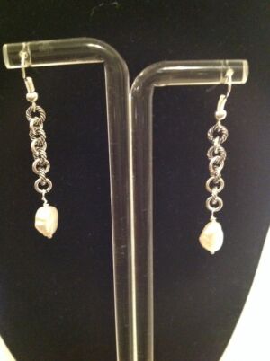 This is the Lakme These elegant drop earrings are part of the Lakme set.