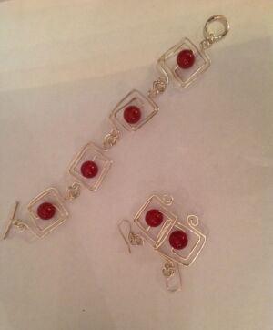 This is the Pop-Art series reminiscent of the 60/70s style. This is the Pop-Art series reminiscent of the 60/70s style. The copper wire core has been triple dipped in silver and the beads are a luminous orange agate.
